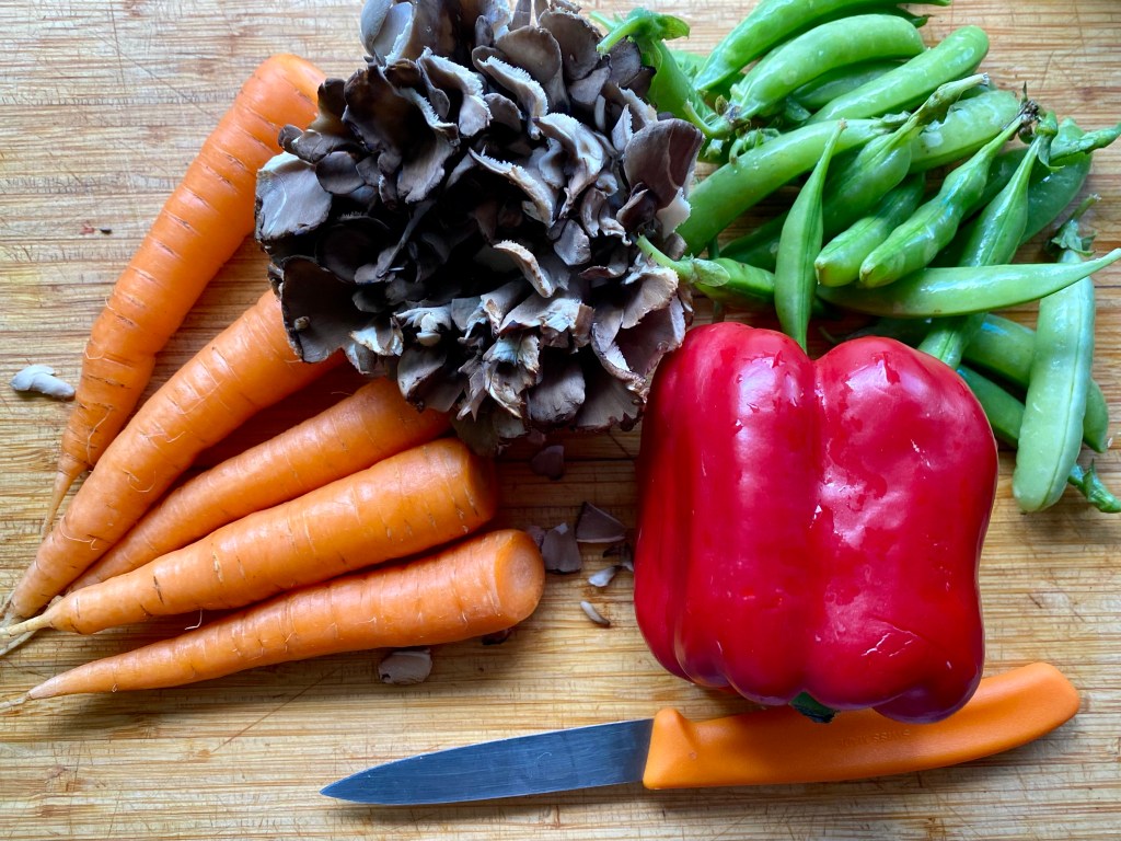 Ingredients for basic vegan lo mein: red bell pepper, mushrooms, peas, and carrots 